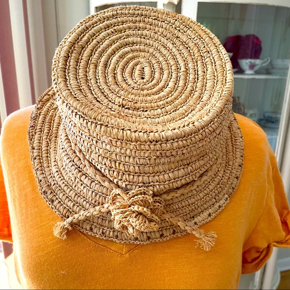 Adorable straw hat with flower - Picture 3 of 4